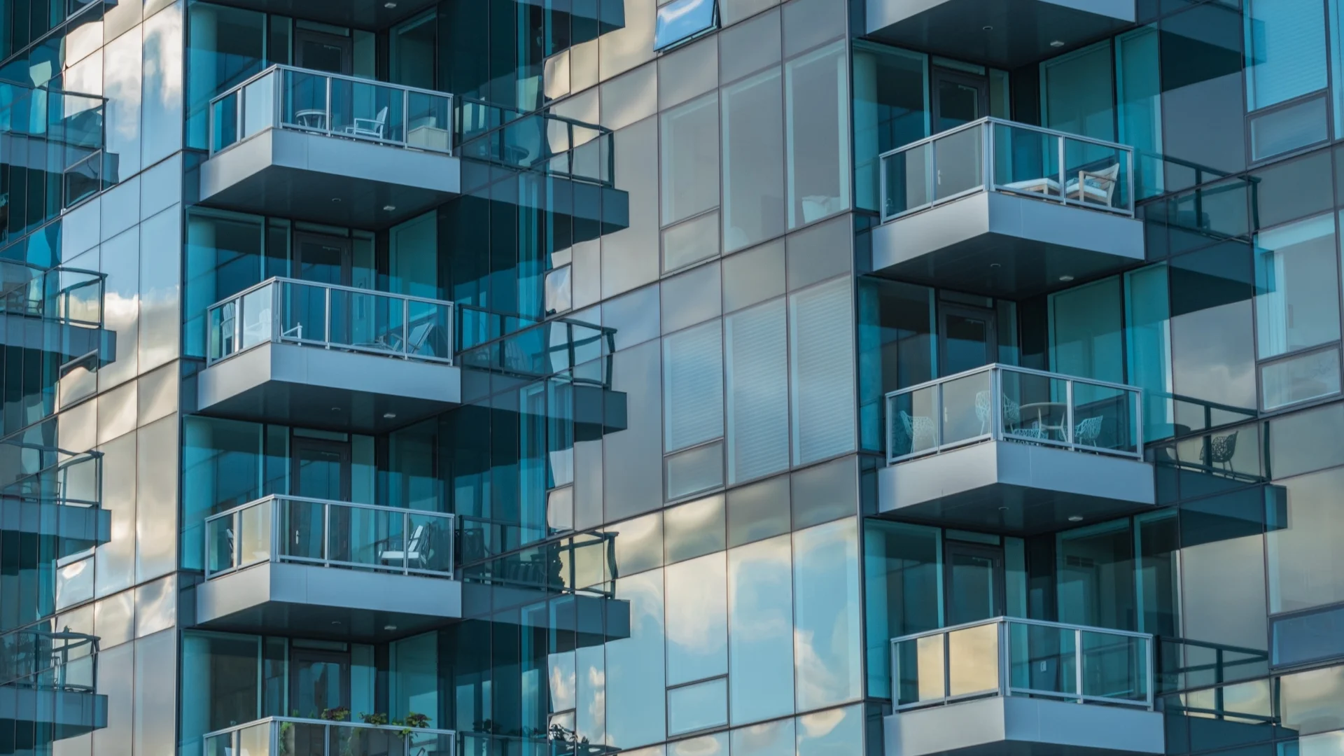 Vidro-na-sacada-e-condominio-entenda-a-relacao